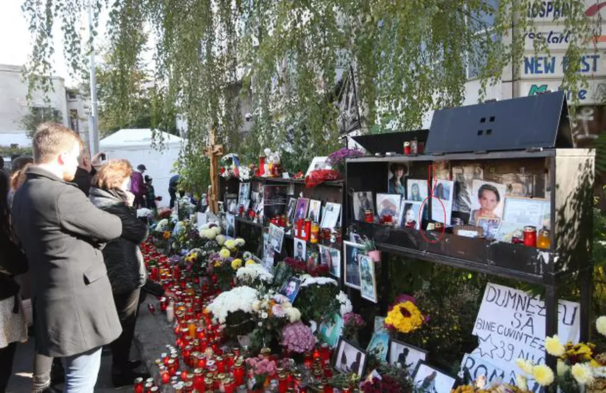 Ieri, sticla de whisky lăsată în troița din fața Clubului Colectiv nu mai era. Hoții o furaseră