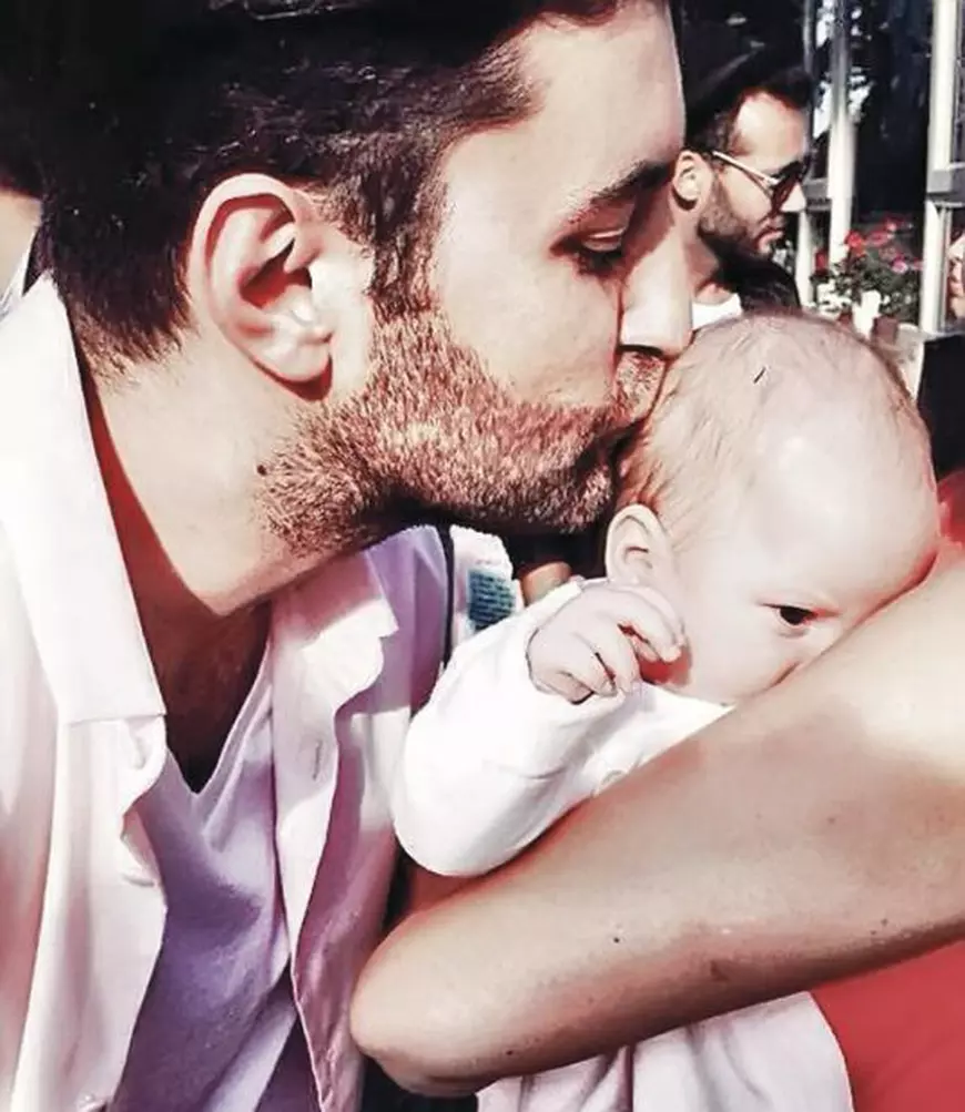 Iată-l pe Smiley cu fina lui, Sofia, mezina familiei Bartoș, în ziua botezului. Poza a făcut furori pe Facebook!