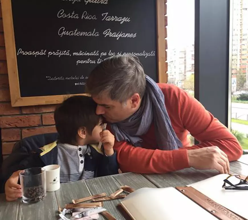 Mircea Radu e un tătic fericit: alături de fiul său, Tudor, pe care îl sărută pe frunte