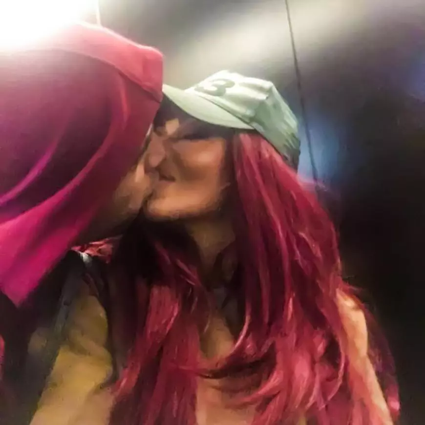 Oana Zăvoranu și soțul ei, romantici în lift. Au renunțat total la inhibiții