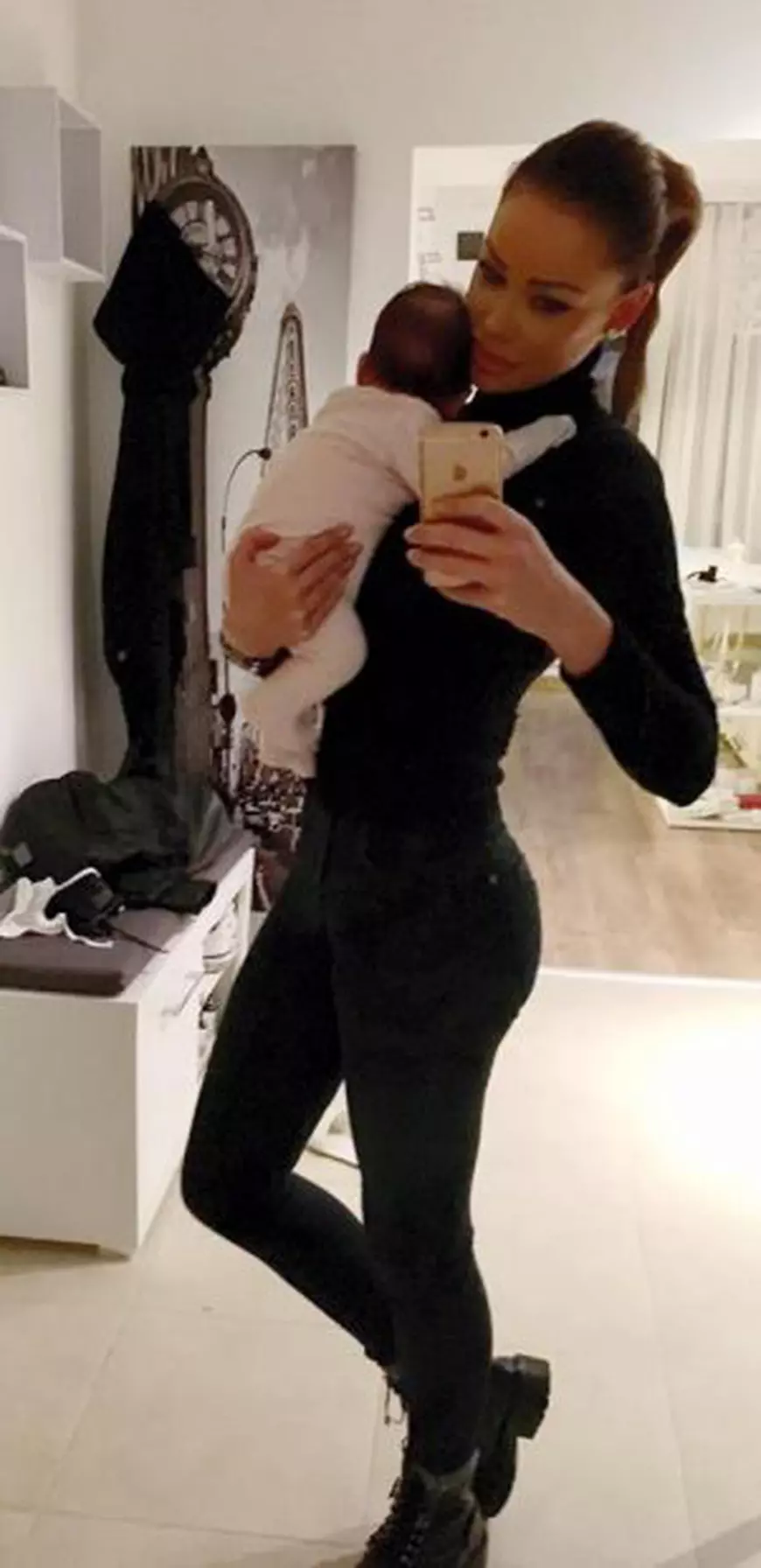 Bianca Drăgușanu și-a pozat fetița și a făcut imaginea publică