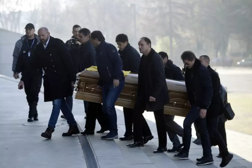 Bogdan Stelea, Marius Lacatus, Basarab Panduru, Miodrag Belodedici si Gheorghe Popescu poarta sicriul cu corpul neuinsufletit al internationalului roman, Daniel Prodan, vineri 18 Noiembrie 2016, la Arena Nationala din Bucuresti. Fotbalistul Daniel 