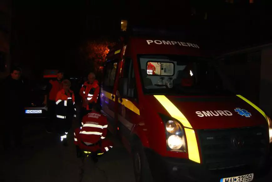 Un băiat a căzut pe un bloc turn din Deva