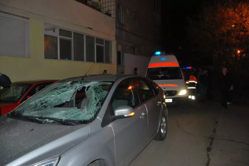 Un băiat a căzut pe un bloc turn din Deva