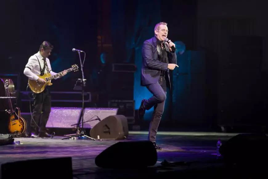 Concert Garou la București. Artistul, în genunchi, cu ochii în lacrimi pe scenă