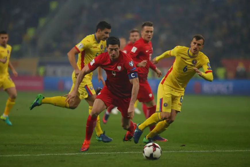 Vlad Chiricheş (în galben) nu a reuşit să-i facă faţă polonezului Robert Lewandowski. (FOTO: Vlad Chirea)