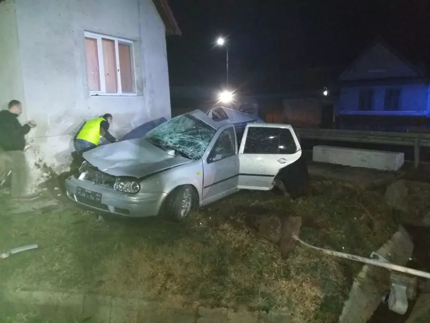 Patru bărbați, cu vârste între 30 și 40 de ani, au murit în urma unui accident care a avut loc în noaptea de vineri spre sâmbătă, pe Drumul Național 14. 