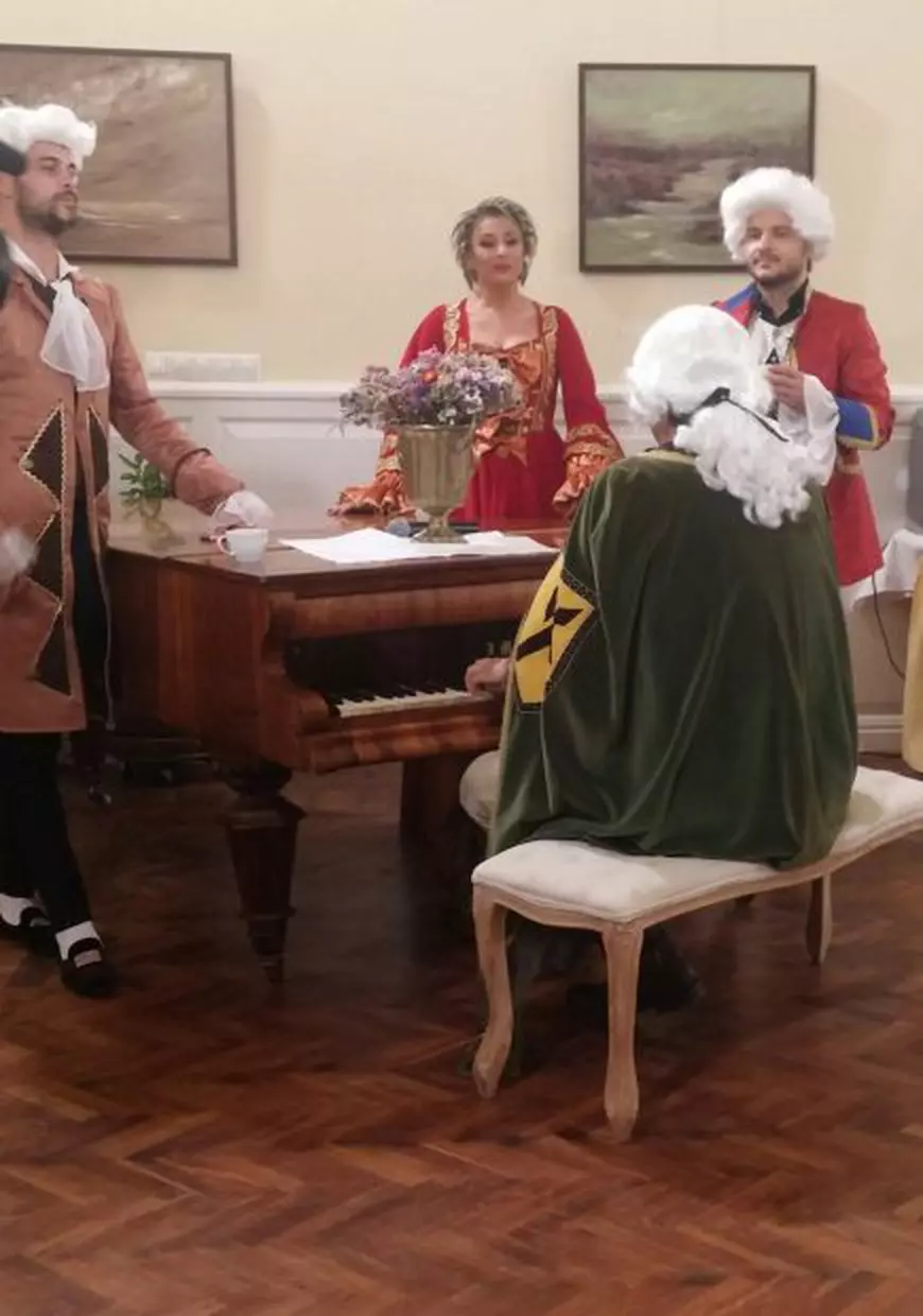 Ana Maria Prodan, fără peruca de epocă, dar cu freza ei modernă, in 