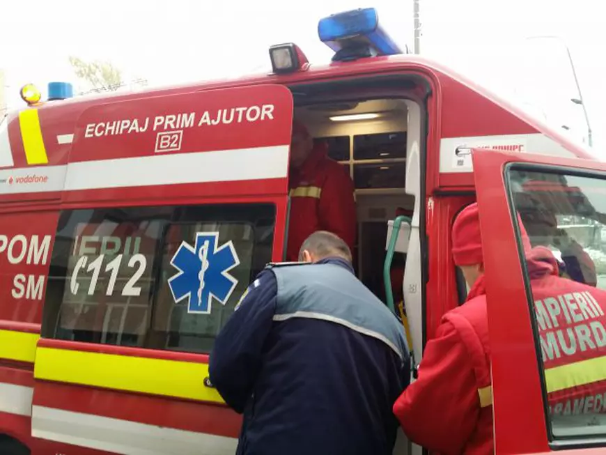 Ambulanța care l-a transportat pe bărbatul rănit de tencuială la spital