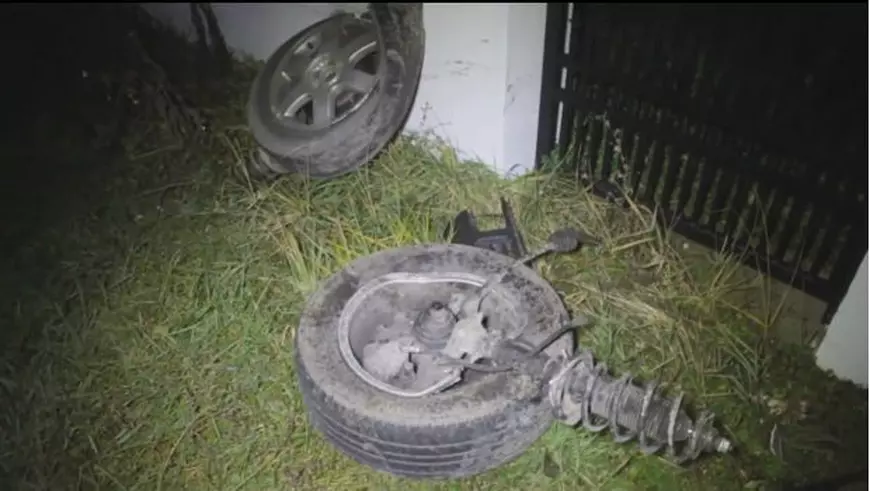 Roțile mașinii implicate în accident s-au împrăștiat pe drum