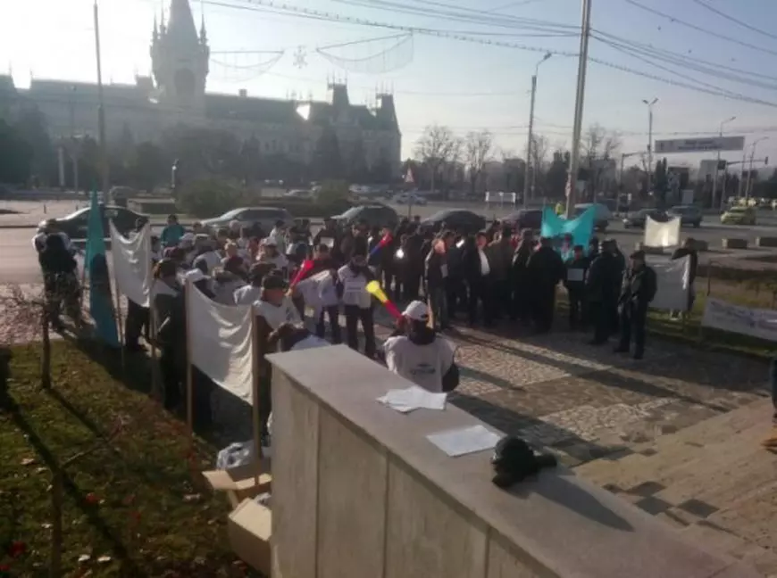 Protestarii au pichetat sediul Prefecturii din Iași