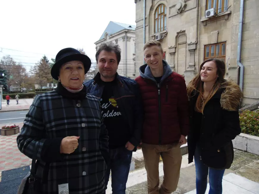 grupul de la braila cu doina focsa batrana langa ea cristian techiu si tanarul adrian rusu (132)