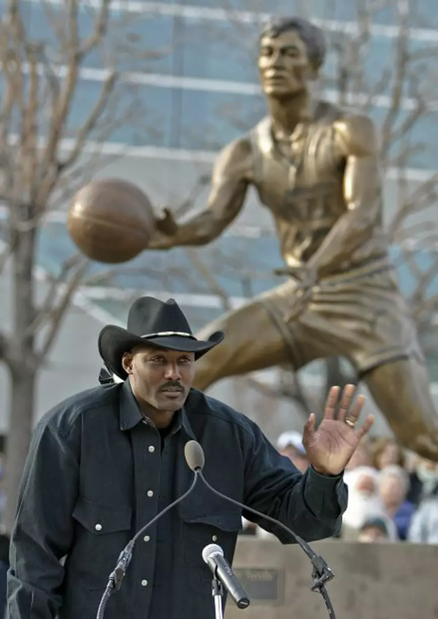epa00675824 Karl Malone, former star of the Utah Jazz talks to a crowd with a statue of former teammate John Stockton behind him outside the Delta Center in Salt Lake City, before a ceremony to retire his jersey on Thursday, 23 March 2006. Malone played 19 years in the NBA, 18 of them in Utah. EPA/GEORGE FREY