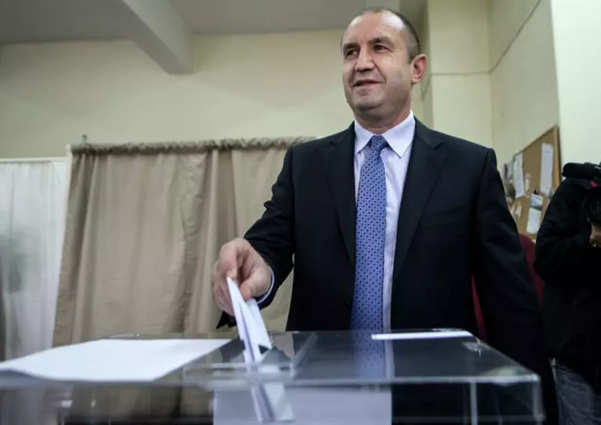 Rumen Radev, fost comandant de aviație, a câștigat primul tur al alegerilor prezidențiale 
