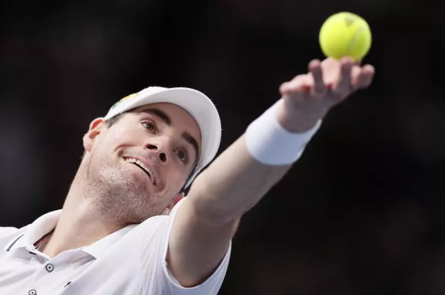 epa05619834 John Isner of the US serves the ball to Andy Murray of Britain during the final match at the BNP Paribas 2016 Masters tennis tournament in Paris, France, 06 November 2016. EPA/IAN LANGSDON