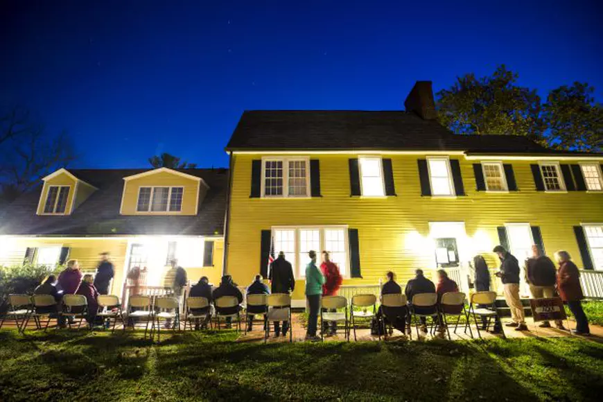 aLEGERI sua 2016 Unii alegători americani au mers la secțiile de votare, nainte de deschiderea acestora 