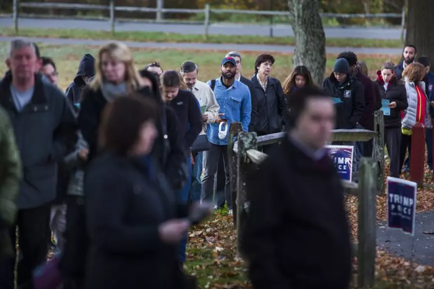 Alegeri SUA 2016 Oamenii stau la coadă în fața unei secții de votare din statul Virginia 