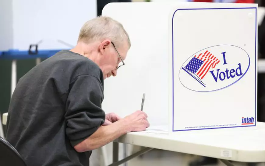 Un bărbat își exprimă opțiunea electorală, într-o secție de votare de pe Coasta de Est a SUA 