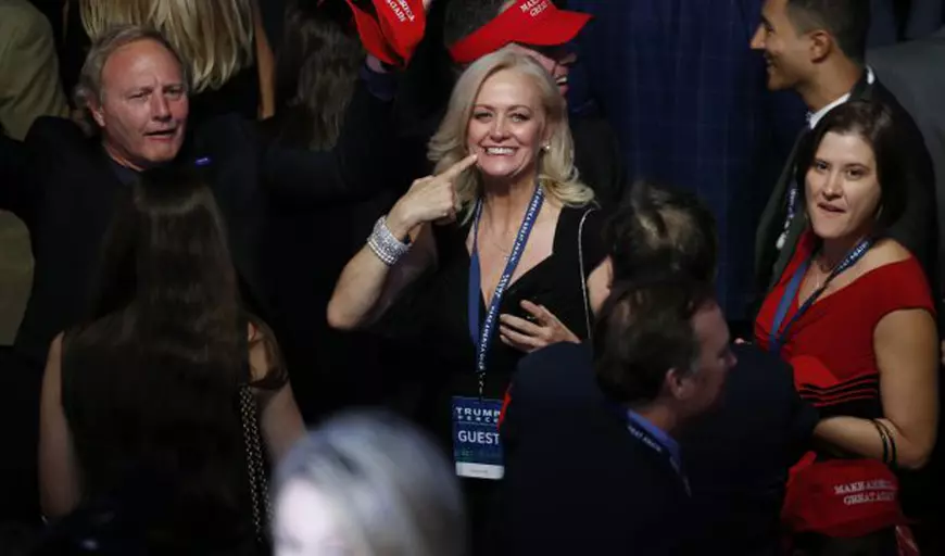 Susținătorii lui Donald Trump se bucură pe măsură ce sunt anunțate rezultatele alegerilor, la hotelul New York Hilton Midtown 