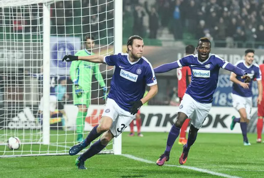 epa05646140 Austria Vienna's Lukas Rotpuller (L) celebrates with Olarenwaju Kayode (R) after scoring the 1-0 goal during the UEFA Europa League group E match between Austria Vienna and Astra Giurgiu at the Ernst Happel Stadium in Vienna, Austria, 24 November 2016. EPA/CHRISTIAN BRUNA