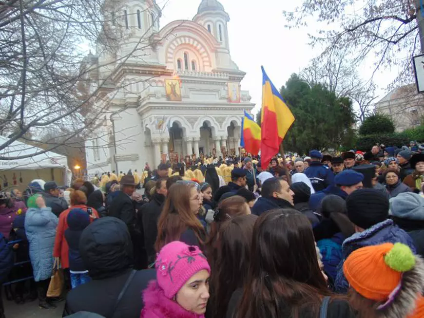 Aglomerație la moaștele Sfintei Filofteia, în Galați. Peste 3.000 de credincioși au venit din județele Galați, Brăila și Vrancea ca să participe la pelerinajul religios