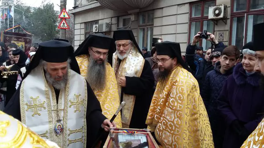 Arhiepiscopul Dunării de Jos, Casian Crăciun la racla cu moaște