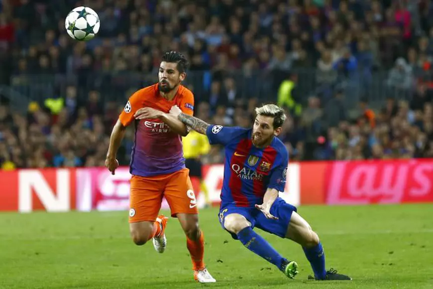 Nolito (stânga), în duel cu Messi, la meciul Manchester City - FC Barcelona, din Liga Campionilor EPA/QUIQUE GARCIA
