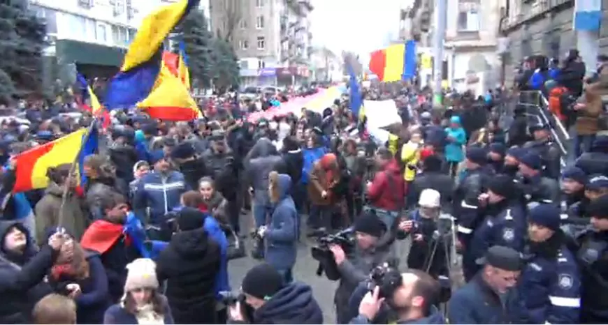 Moldovenii au iesit in strada pentru a protesta fata de rezultatele alegerilor