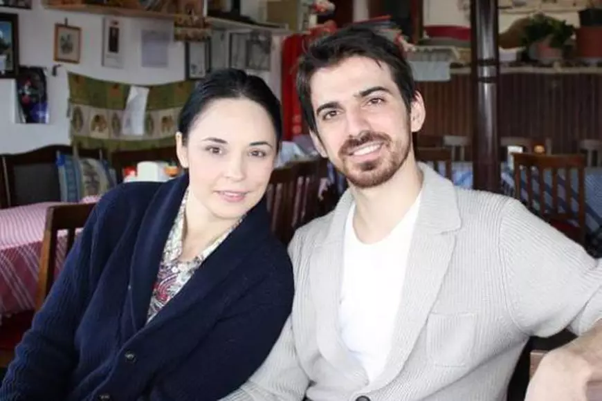 Andreea Marin și Tuncay Ozturk, în vremurile bune, îmbrățișați pe o canapea