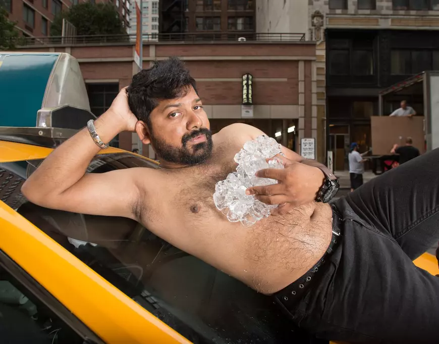 Șoferii de taxi au revenit cu un nou calendar pentru 2017, NYC Taxi Calendar, în care încearcă să pozeze sexy și într-un stil pin-up, în scop caritabil