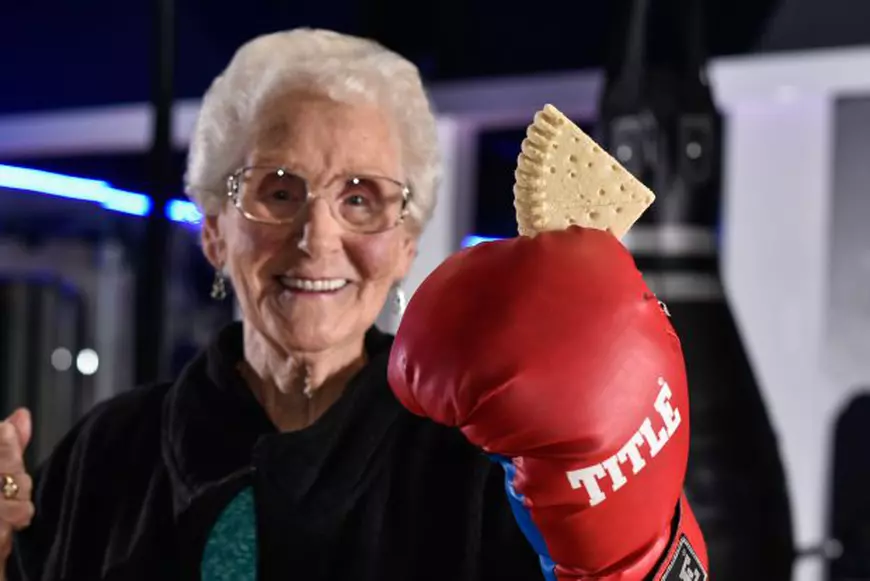 Joyce Fox, în vârstă de 78 de ani, oferă biscuiți în schimbul abonamentului ei la sală