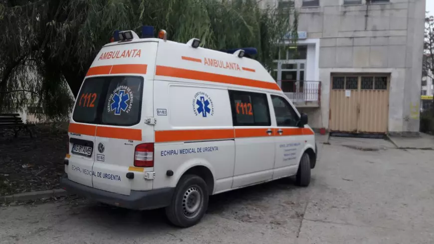 Ambulanța chemată în Topoloveni. Imagine din fața blocului în care a fost omorât bărbatul