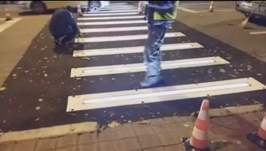 Echipa de muncitori testează trecerea de pietoni inteligentă, înainte de a fi pusă în funcțiune