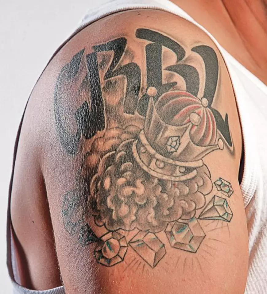 Numele de scenă e tatuat pe umărul drept