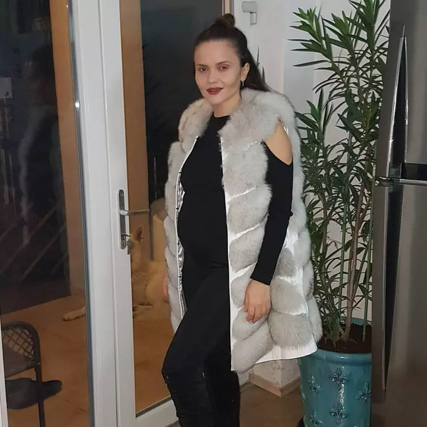 Cristina Șișcanu este însărcinată. Vedeta, în haine mulate, le arată fanilor ce mult i-a crescut burtica