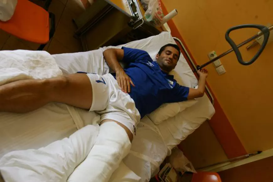 Fotbalistul Cosmin Bacila de la Pandurii Targu Jiu, care a suferit o dubla fractura de tibie si peroneu dupa un contact cu stelistul Florin Gardos, a fost operat cu succes, luni 19 septembrie 2011.