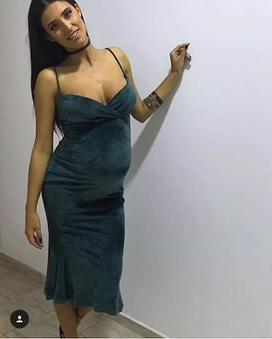 Antonia stă cu bagajele la ușă 1