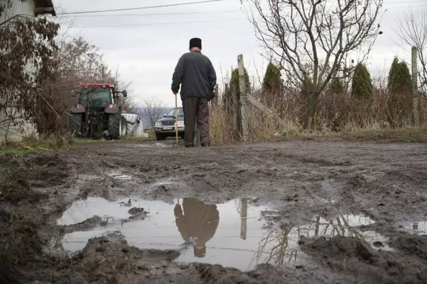 Acest bătrân a mers prin noroaie ca să-și exprime votul
