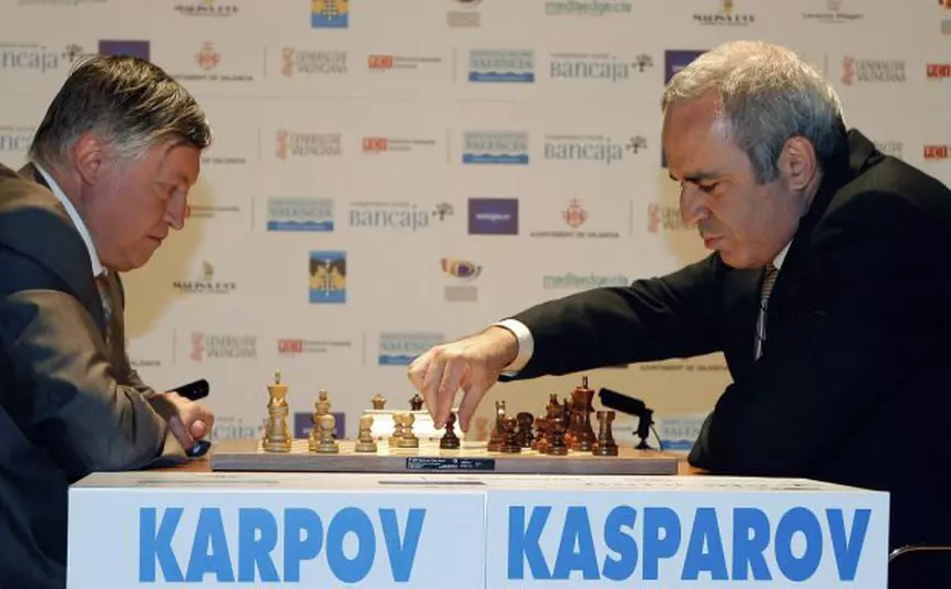 Anatoli Karpov (stânga) și Garry Kasparov, în timpul unei partide demonstrative de șah disputate în 2009. (FOTO: EPA)