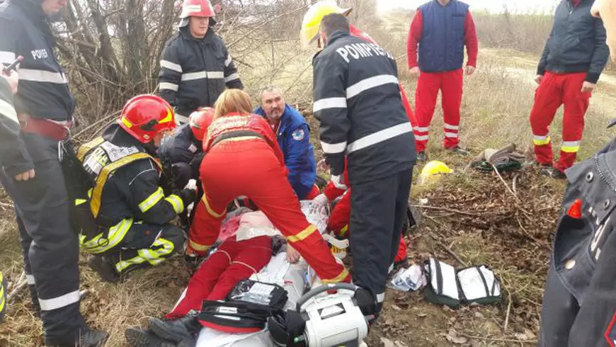 Medicii de la SMURD i-au acordat primul ajutor fetiței chiar pe câmp, lângă mașina în care a fost abandonată