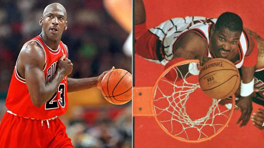 Michael Jordan (stânga) și Hakeem Olajuwon. 