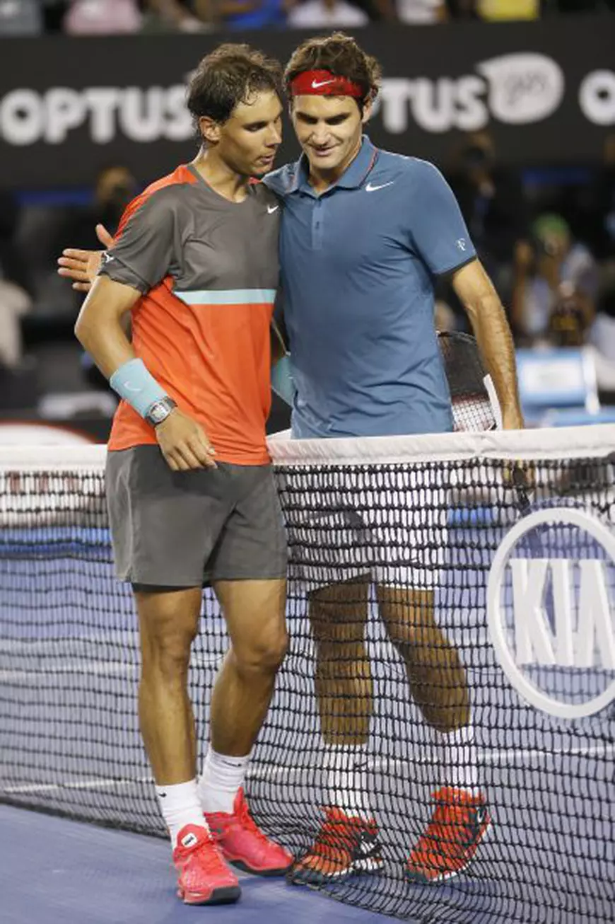 Rafael Nadal (stânga) și Roger Federer se îmbrățișează la finalul unei partide disputate la Australian Open. (FOTO: EPA)