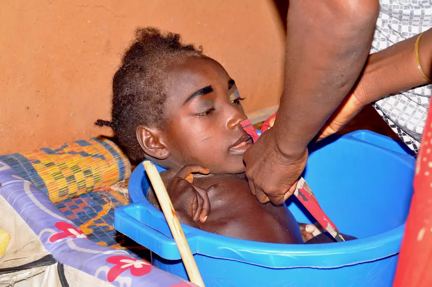 Fata care trăia într-un lighean a murit în ziua de Crăciun