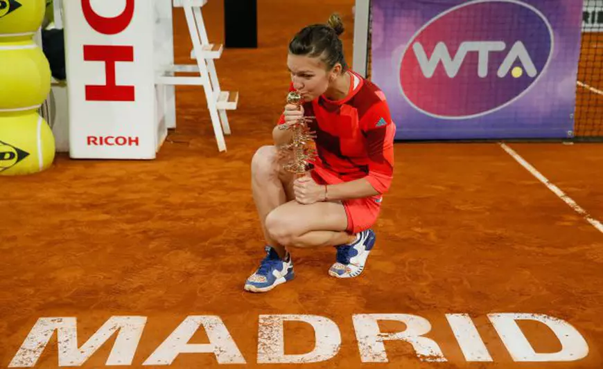 Simona Halep, sărutând trofeul câștigat la Madrid. (FOTO: EPA)