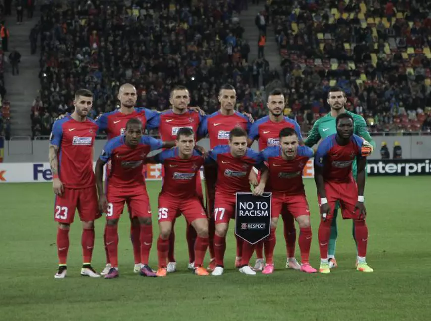 Fotbaliștii Stelei, la fotografia oficială care a precedat meciul retur cu Osmanlispor (2-1), din grupele Ligii Europa. Victoria nu avea să le folosească roș-albaștrilor, care au fost eliminați. (FOTO: Gabriel Pătruț)
