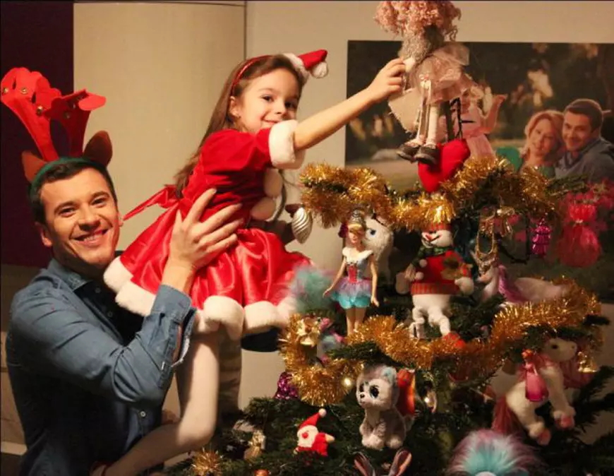 Dan Cruceru și fetița lui au împodobit bradul de Crăciun