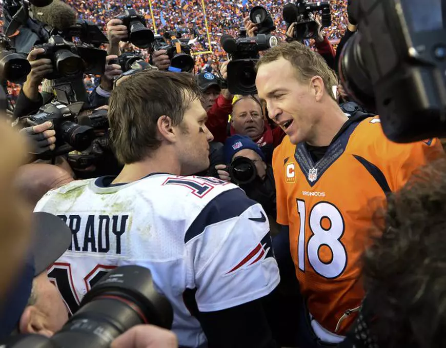 Tom Brady (stânga) și Peyton Manning discută la finalul unui Superbowl. (FOTO: EPA)