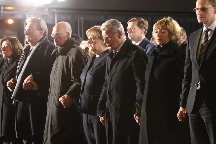 Angela Merkel și primarul Berlinului la slujba în memoria victimelor de la Berlin