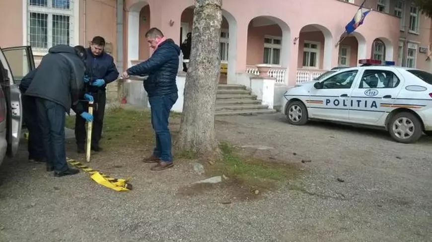 Criminaliștii fac cercetări la fața locului sursă foto: desteptarea.ro