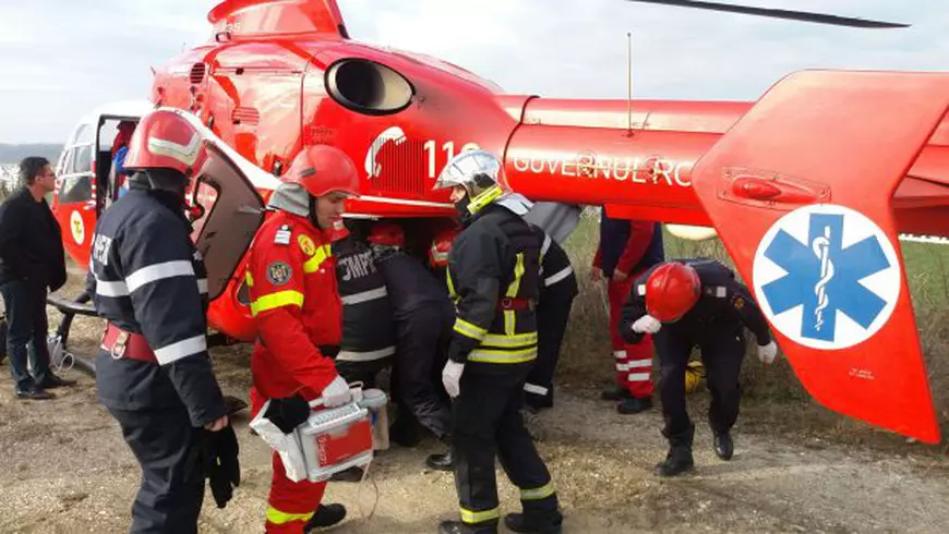 copilul grav rănit abandonat în mașina răsturnată a fost transportat cu elicopterul la București